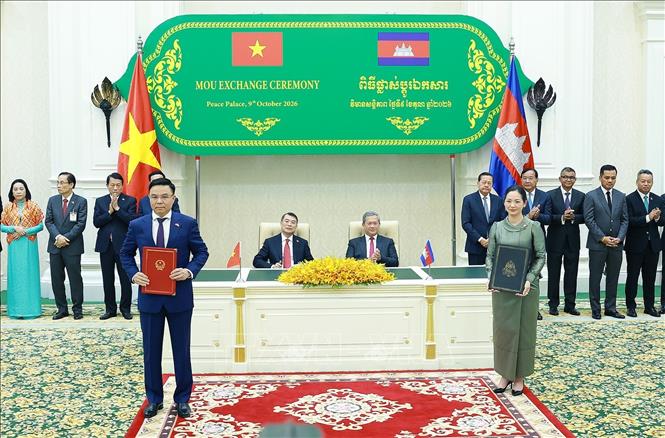 Thủ tướng Lê Minh Hưng và Thủ tướng Campuchia Hun Manet chứng kiến trao Bản ghi nhớ về thành lập Ủy ban hỗn hợp về thương mại giữa Chính phủ hai nước bàn thỏa thuận thúc đẩy thương mại song phương giữa Chính phủ Việt Nam và Chính phủ Campuchia. Ảnh: Dương Giang – TTXVN 