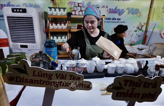 Biểu diễn pha trà san tuyết của cơ sở sản xuất đến từ phường Hà Giang, Tuyên Quang. Ảnh: Trần Việt - TTXVN 