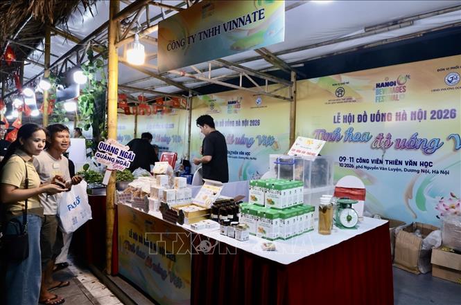 Khách tham quan thưởng thức tại lễ hội. Ảnh: Trần Việt - TTXVN 