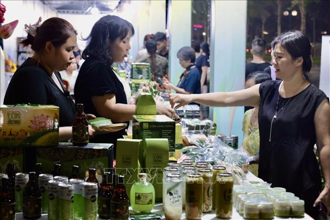 Khách tham quan thưởng thức tại lễ hội. Ảnh: Trần Việt - TTXVN 