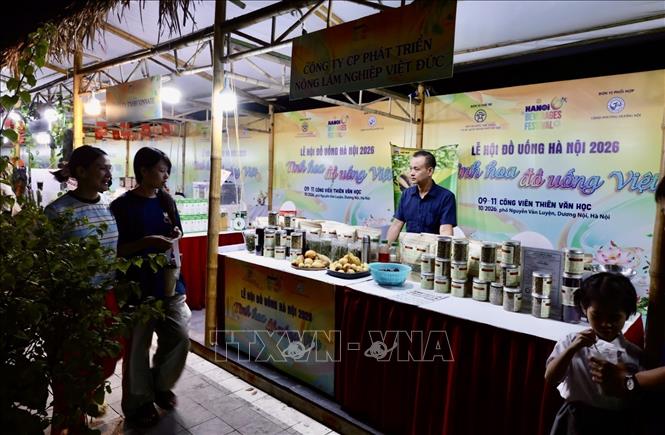 Một gian trưng bày sản phẩm nông sản chế biến tại lễ hội. Ảnh: Trần Việt - TTXVN 