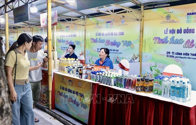 Khách tham quan thưởng thức tại lễ hội. Ảnh: Trần Việt - TTXVN 
