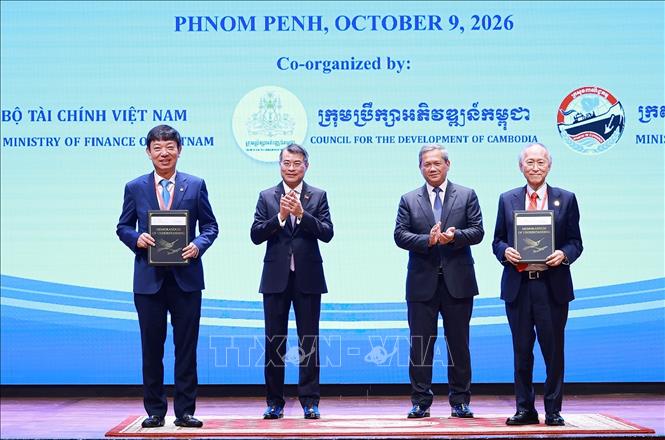 Thủ tướng Lê Minh Hưng và Thủ tướng Campuchia Hun Manet chứng kiến trao thoả thuận hợp tác giữa doanh nghiệp hai nước. Ảnh: Dương Giang – TTXVN
