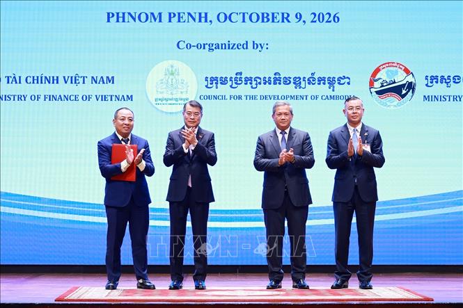 Thủ tướng Lê Minh Hưng và Thủ tướng Campuchia Hun Manet chứng kiến trao thoả thuận hợp tác giữa doanh nghiệp hai nước. Ảnh: Dương Giang – TTXVN
