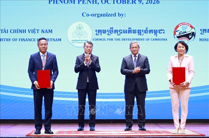 Thủ tướng Lê Minh Hưng và Thủ tướng Campuchia Hun Manet chứng kiến trao thoả thuận hợp tác giữa doanh nghiệp hai nước. Ảnh: Dương Giang – TTXVN
