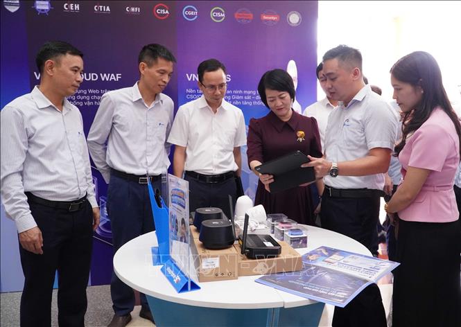 Các đại biểu tham quan gian hàng giới thiệu các sản phẩm, nền tảng và giải pháp công nghệ. Ảnh: Nguyễn Công Hải - TTXVN