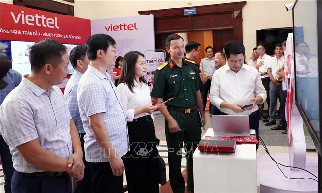 
Các đại biểu tham quan gian hàng giới thiệu các sản phẩm, nền tảng và giải pháp công nghệ. Ảnh: Nguyễn Công Hải - TTXVN