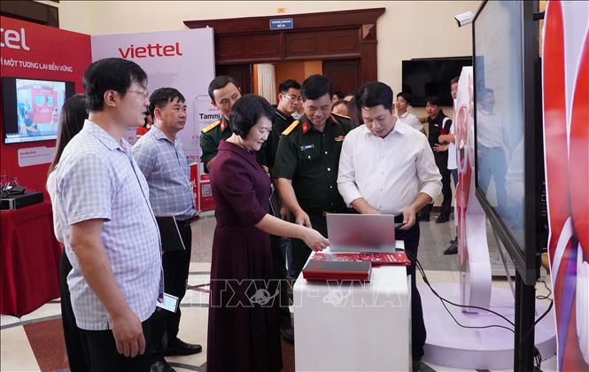 Các đại biểu tham quan gian hàng giới thiệu các sản phẩm, nền tảng và giải pháp công nghệ. Ảnh: Nguyễn Công Hải - TTXVN