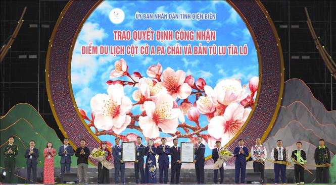 Trao Quyết định công nhận điểm du lịch A Pa Chải và bản Tù Lu - Tìa Ló cho chính quyền xã Sín Thầu và xã Pu Nhi, tỉnh Điện Biên. Ảnh: Xuân Tư – TTXVN