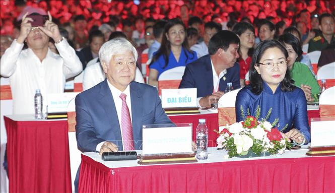 Ủy viên Bộ Chính trị, Phó Chủ tịch Thường trực Quốc hội Đỗ Văn Chiến cùng các đại biểu dự Lễ khai mạc Ngày hội Văn hóa dân tộc Mông lần thứ IV. Ảnh: Xuân Tư – TTXVN