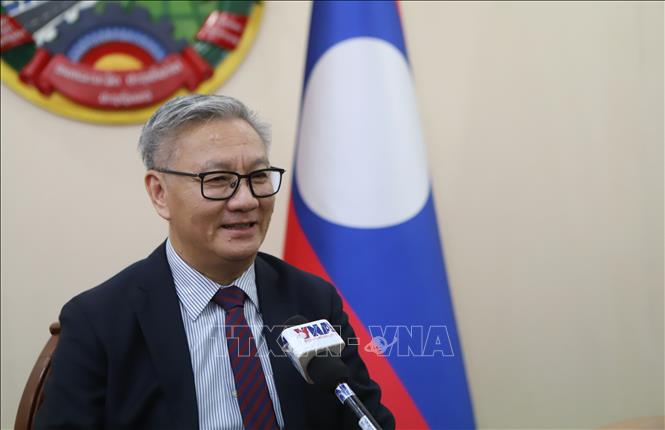 Phó Thủ tướng Chính phủ, Bộ trưởng Bộ Ngoại giao Lào Thongsavan Phomvihane trả lời phỏng vấn. Ảnh: Xuân Tú-PV TTXVN tại Lào