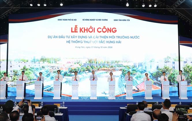 Party General Secretary and State President To Lam attends the groundbreaking ceremony for a project to upgrade the Bac Hung Hai irrigation system. VNA Photo: Thống Nhất 