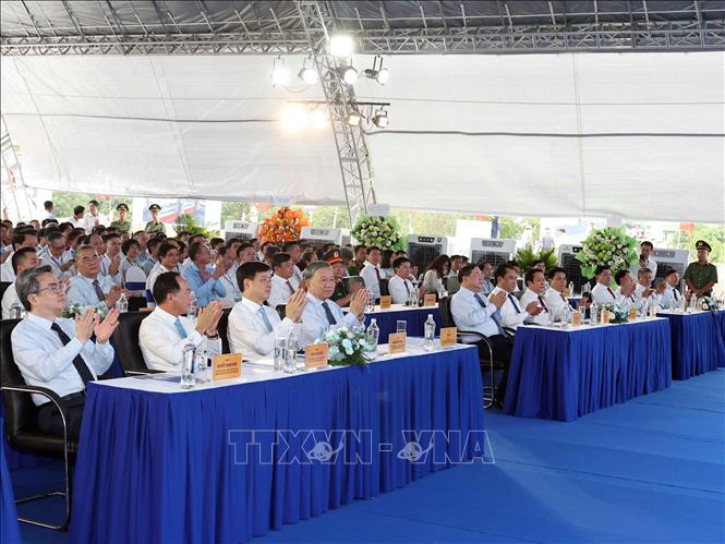 Party General Secretary and State President To Lam attends the groundbreaking ceremony for a project to upgrade the Bac Hung Hai irrigation system. VNA Photo: Thống Nhất 