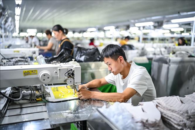 Công nhân làm việc tại xưởng sản xuất giày ở Sơn Đông, Trung Quốc. Ảnh: THX/TTXVN phát