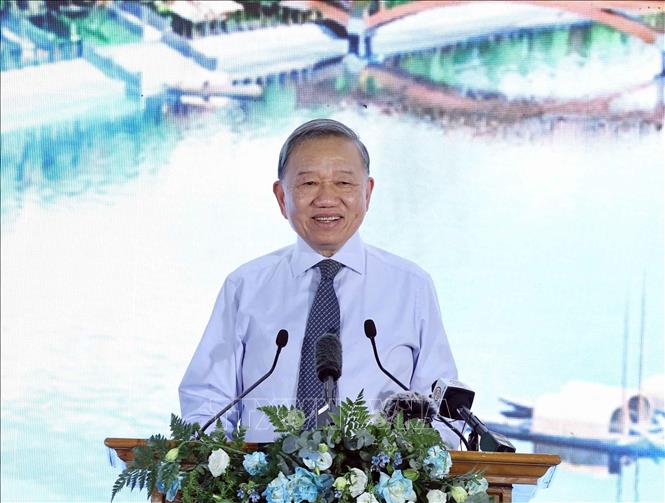 Party General Secretary and State President To Lam speaks at the groundbreaking ceremony for a project to upgrade the Bac Hung Hai irrigation system. VNA Photo: Thống Nhất 