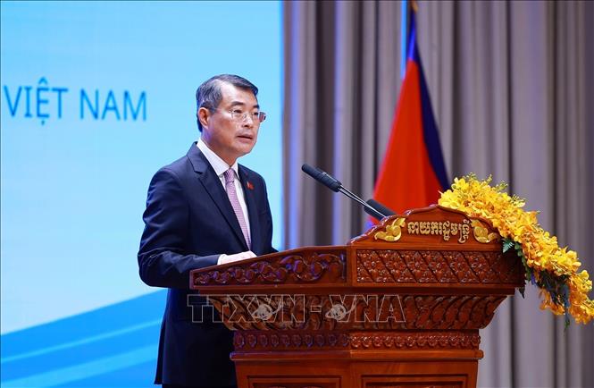 PM Le Minh Hung addresses the Vietnam-Cambodia Business Forum 2026. VNA Photo: Dương Giang 