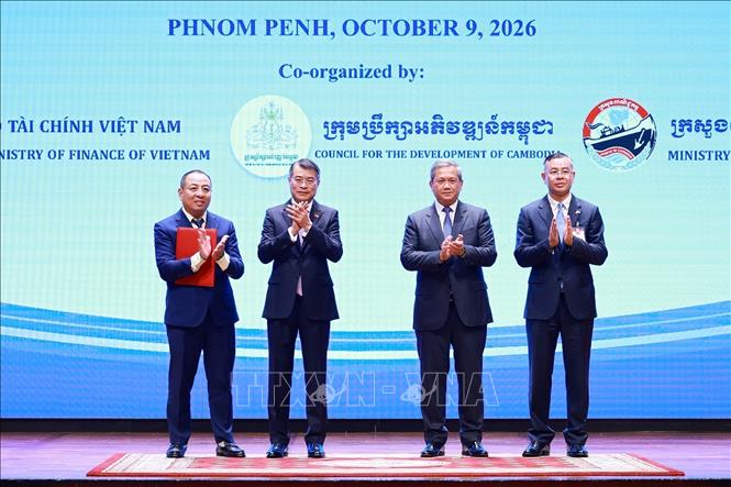 PM Le Minh Hung and PM Hun Manet witness the exchange of cooperation docments betwwen the two countries' businesses. VNA Photo: Dương Giang 