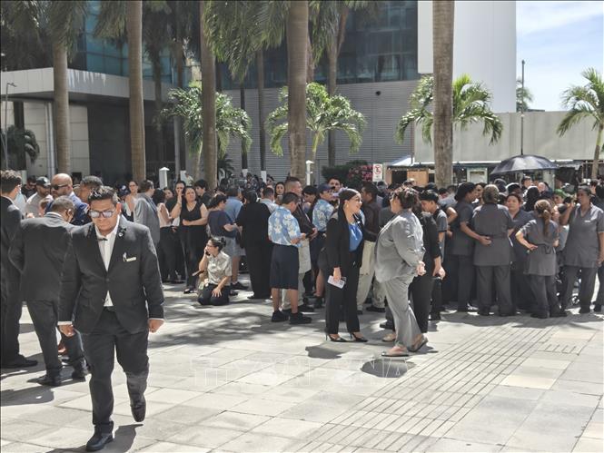 Người dân sơ tán khỏi các toà nhà cao tầng ở thủ đô Panama City, Panama sau động đất, ngày 9/10/2026. Ảnh: THX/TTXVN phát