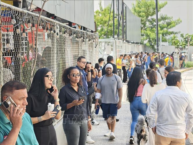 Người dân sơ tán khỏi các toà nhà cao tầng ở thủ đô Panama City, Panama sau động đất, ngày 9/10/2026. Ảnh: THX/TTXVN phát