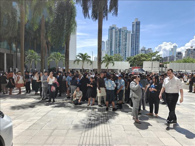Người dân sơ tán khỏi các toà nhà cao tầng ở thủ đô Panama City, Panama sau động đất, ngày 9/10/2026. Ảnh: THX/TTXVN phát