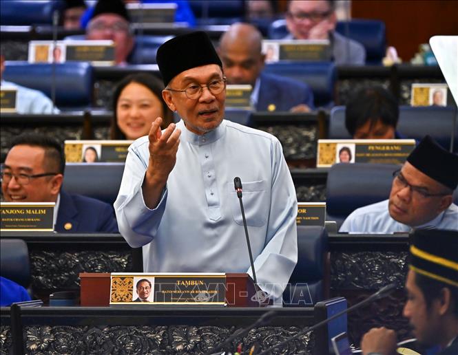 Thủ tướng Anwar Ibrahim trình bày ngân sách 2027 tại Hạ viện. Ảnh: Quốc hội Malaysia/TTXVN phát
