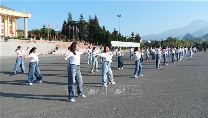 Người dân nhảy dân vũ tại lễ phát động. Ảnh: Nguyễn Oanh - TTXVN