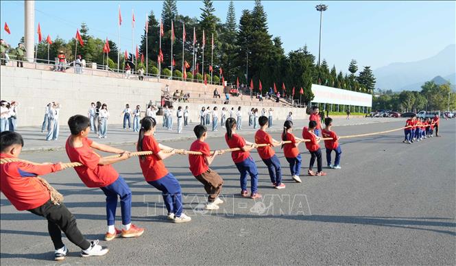 Môn thể thao kéo co của Lai Châu được biểu diễn tại lễ phát động. Ảnh: Nguyễn Oanh - TTXVN
