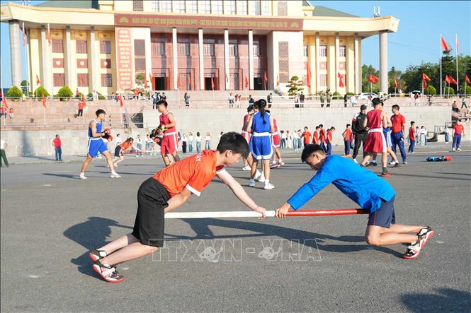 Môn thể thao truyền thống đẩy gậy của Lai Châu được biểu diễn tại lễ phát động. Ảnh: Nguyễn Oanh - TTXVN
