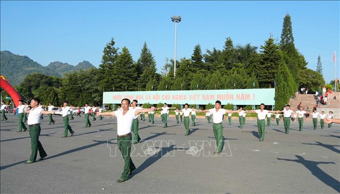 Lực lượng vũ trang tỉnh Lai Châu biểu diễn các bài tập tại lễ phát động. Ảnh: Nguyễn Oanh-TTXVN