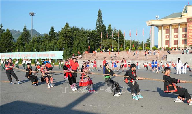 Môn thể thao kéo co của Lai Châu được biểu diễn tại lễ phát động. Ảnh: Nguyễn Oanh-TTXVN