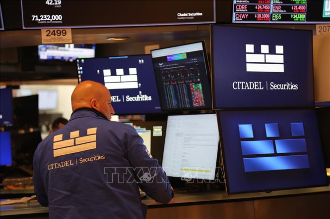 Giao dịch viên làm việc trên sàn chứng khoán New York (NYSE) tại thành phố New York, Mỹ, ngày 7/10/2026. Ảnh: THX/TTXVN phát