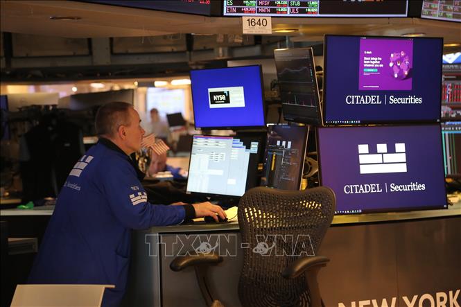 Giao dịch viên làm việc trên sàn chứng khoán New York (NYSE) tại thành phố New York, Mỹ, ngày 7/10/2026. Ảnh: THX/TTXVN phát