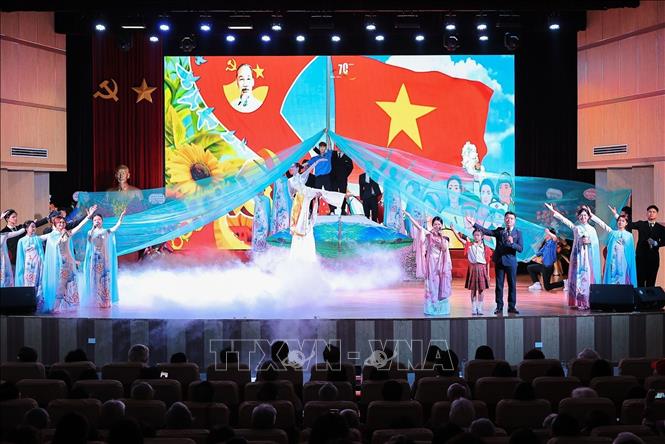 Tiết mục văn nghệ mở màn cho buổi lễ. Ảnh: Lê Đông - TTXVN