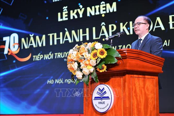 PGS.TS Nguyễn Quyết Chiến, Bí thư Đảng ủy, Trưởng Khoa Địa lí, Trường Đại học Sư phạm Hà Nội trình bày diễn văn khai mạc. Ảnh: Lê Đông - TTXVN