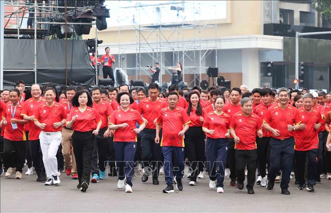 The launch sees the presence of Politburo member and Permanent Member of the Party Central Committee’s Secretariat Tran Cam Tu, who is also head of the Central Steering Committee for Vietnamese Cultural Development, along with central and Hanoi officials. VNA Photo