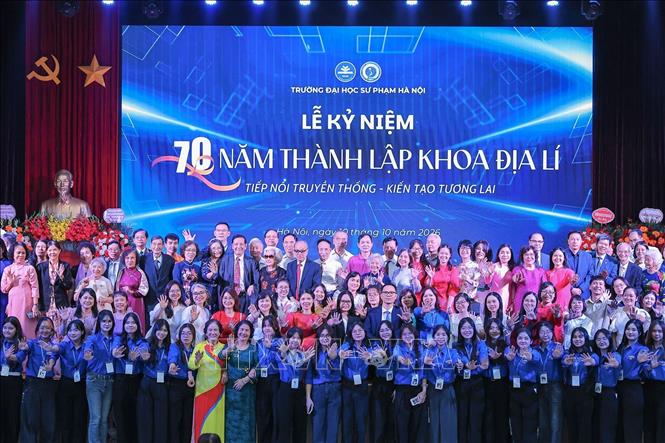 Các đại biểu chụp ảnh chung. Ảnh: Lê Đông - TTXVN