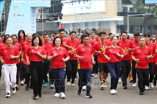 The launch sees the presence of Politburo member and Permanent Member of the Party Central Committee’s Secretariat Tran Cam Tu, who is also head of the Central Steering Committee for Vietnamese Cultural Development, along with central and Hanoi officials. VNA Photo