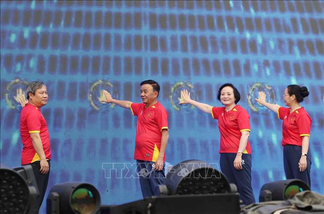 Politburo member and Permanent Member of the Party Central Committee’s Secretariat Tran Cam Tu, Deputy Prime Minister Pham Thi Thanh Tra and other delegates launch the campaign. VNA Photo
