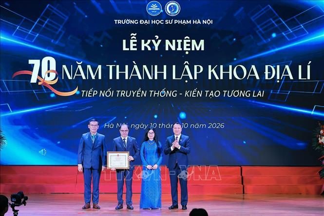PGS.TS Nguyễn Đức Sơn, Bí thư Đảng ủy, Hiệu trưởng Trường Đại học Sư phạm Hà Nội tặng giấy khen cho tập thể Khoa Địa lí. Ảnh: Lê Đông - TTXVN