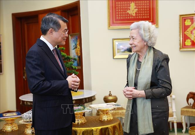 Thủ tướng Lê Minh Hưng thăm Hoàng thái hậu Norodom Monineath Sihanouk. Ảnh: Dương Giang – TTXVN 
