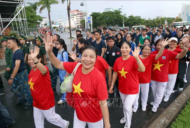 Over 3,000 people in the central city of Da Nang join in the campaign. VNA Photo