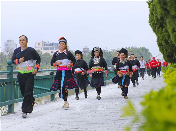 Ethnic people in the northern mountainous province of Dien Bien respond to the campaign. VNA Photo
