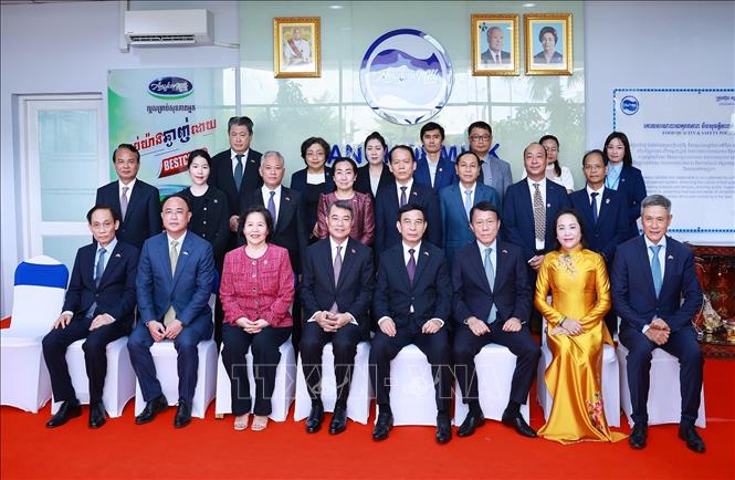 Thủ tướng Lê Minh Hưng với lãnh đạo Công ty sữa Angkor Milk. Ảnh: Dương Giang – TTXVN
