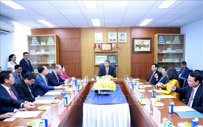 Thủ tướng Lê Minh Hưng thăm Công ty sữa Angkor Milk. Ảnh: Dương Giang – TTXVN
