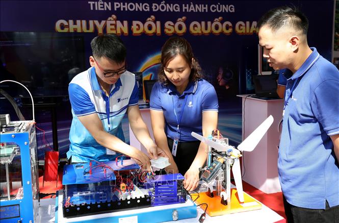 Cán bộ Tập đoàn Bưu chính Viễn thông Việt Nam giới thiệu mô hình giáo dục STEAM tại Ngày hội toàn dân học tập số tỉnh Lạng Sơn. Ảnh: Văn Đạt - TTXVN