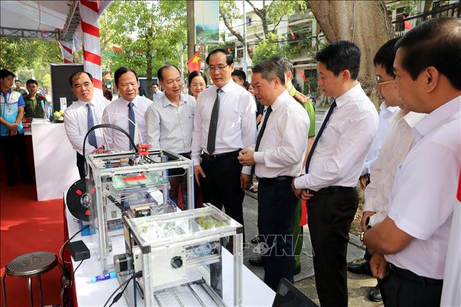 Lãnh đạo tỉnh Lạng Sơn tham quan mô hình giáo dục STEAM tại Ngày hội toàn dân học tập số. Ảnh: Văn Đạt - TTXVN