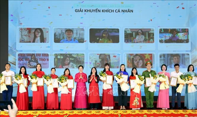 Ban Tổ chức trao giải Khuyến khích cho các cá nhân đạt giải trong Cuộc thi “Công dân số Xứ Lạng” năm 2026. Ảnh: Văn Đạt - TTXVN