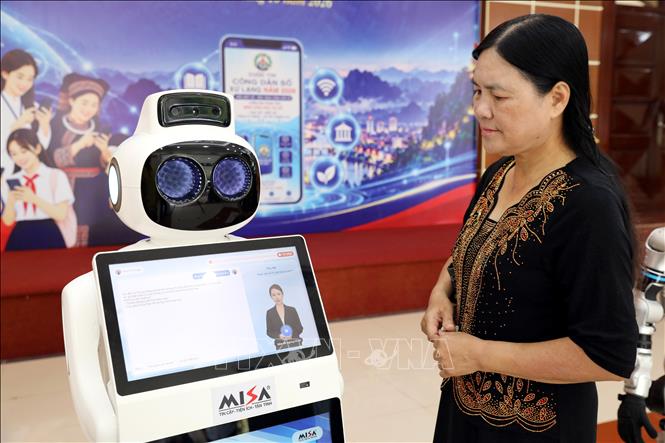 Người dân Lạng Sơn tương tác với các dòng robot thông minh từ Công ty Cổ phần MISA tại Ngày hội toàn dân học tập số tỉnh Lạng Sơn. Ảnh: Văn Đạt - TTXVN
