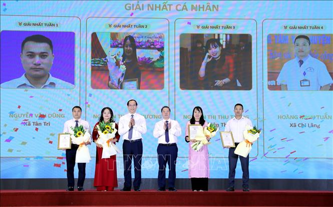 Ban Tổ chức trao giải Nhất cho các cá nhân đạt giải trong Cuộc thi “Công dân số Xứ Lạng” năm 2026. Ảnh: Văn Đạt - TTXVN