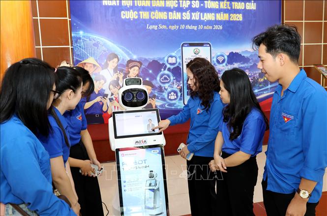 Đoàn viên thanh niên Lạng Sơn tương tác với các dòng robot thông minh từ Công ty Cổ phần MISA tại Ngày hội toàn dân học tập số tỉnh Lạng Sơn. Ảnh: Văn Đạt - TTXVN